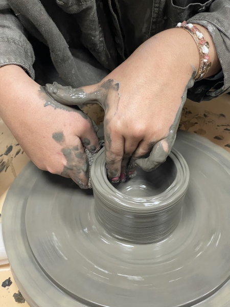 geste au tour de céramiste, Atelier de La croix du bois dans les Yvelines 78